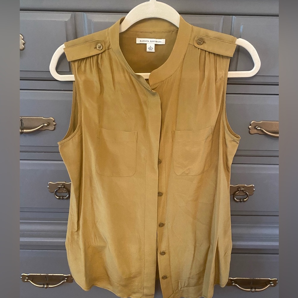 Banana Republic Sleeveless Olive Green w/ Epaulets. EUC, no signs of use.  Sz 6